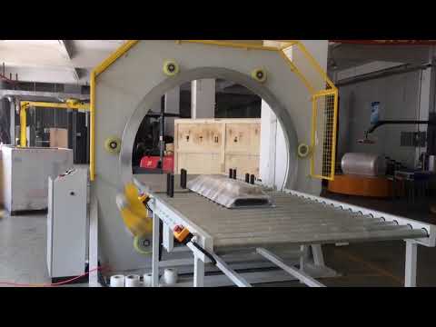 Horizontal orbital stretch wrapping machine